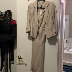 Women’s business suit White House/Black Market